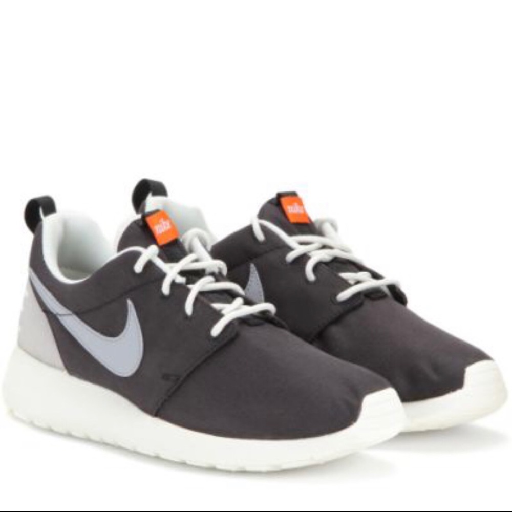 ON HOLD Nike Roshe Black One Retro Sneakers